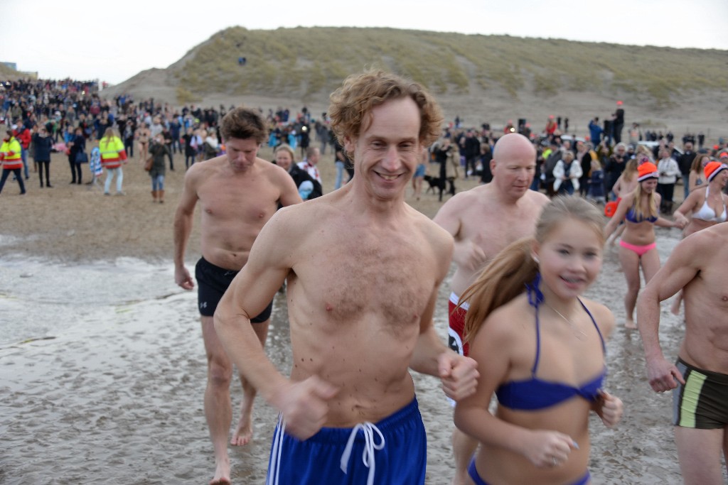 ../Images/Nieuwjaarsduik Nederzandt 2016 061.jpg